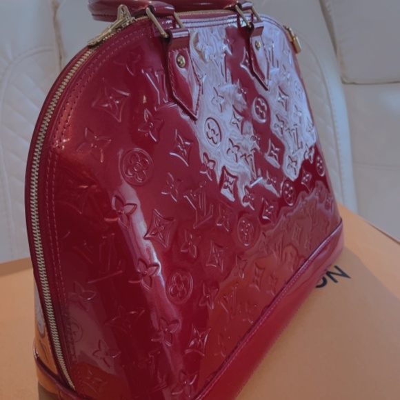 Louis Vuitton - Picture 10 of 11